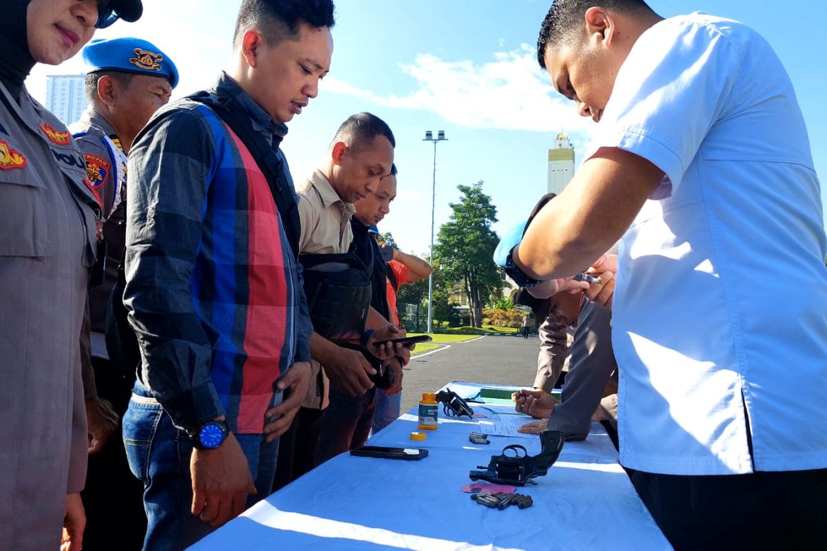 Cegah penyalahgunaan, Propam Polda Jatim periksa senjata api anggota