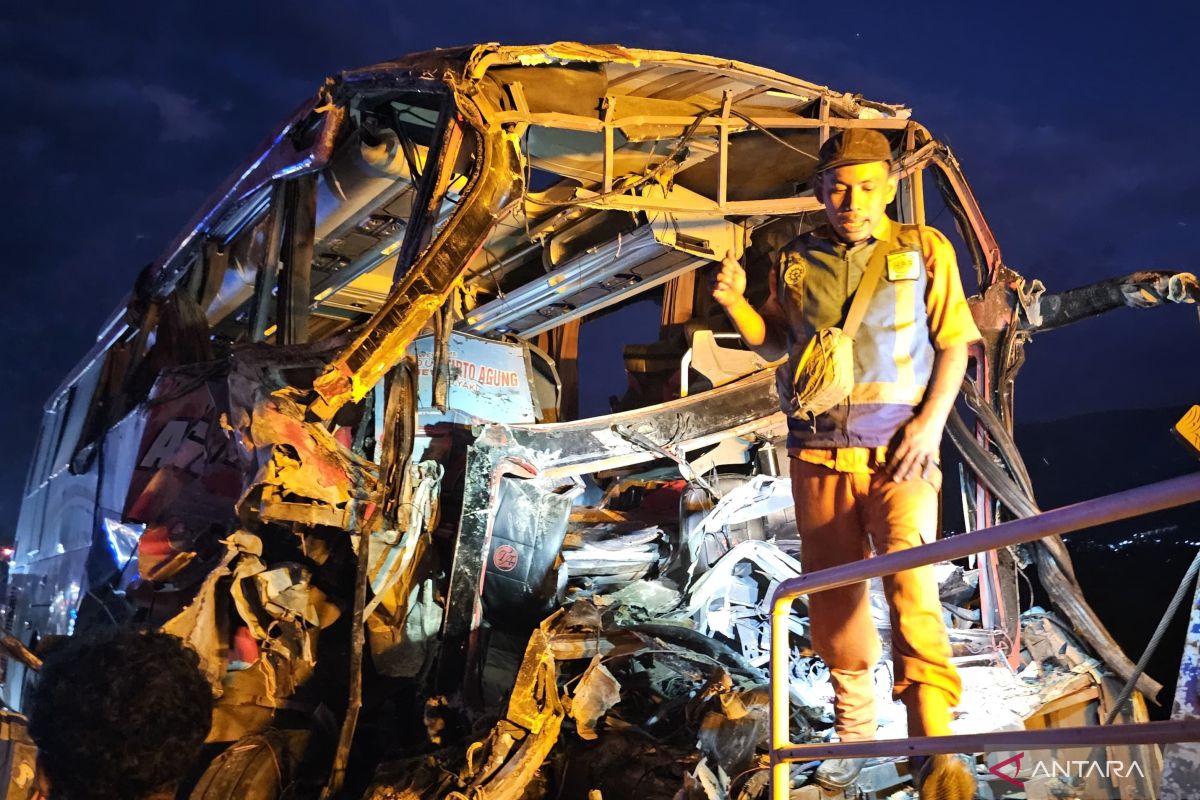 Empat tewas di lakalantas bus vs truk di Tol Pandaan-Malang