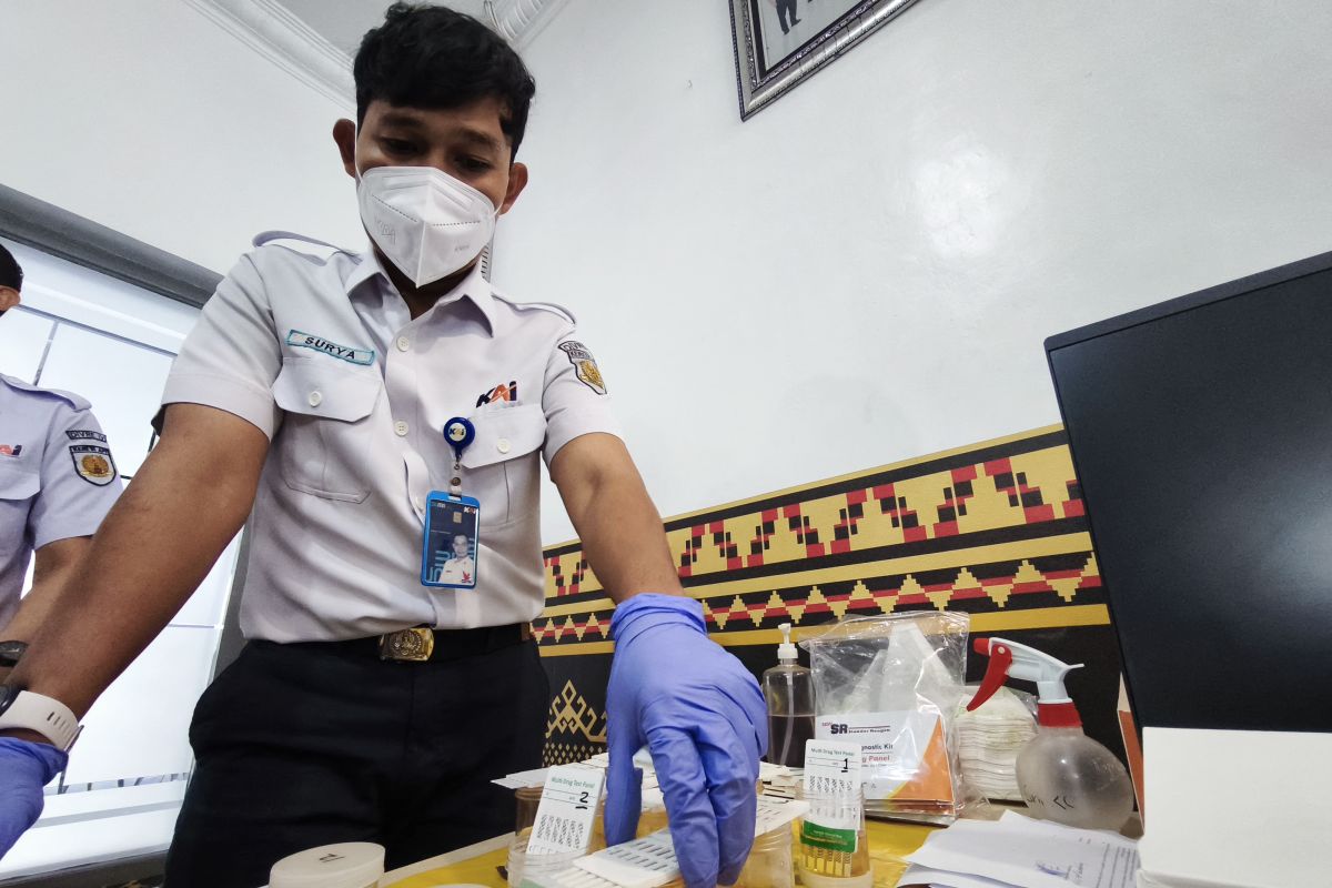 KAI Tanjungkarang lakukan tes urine kepada para masinis