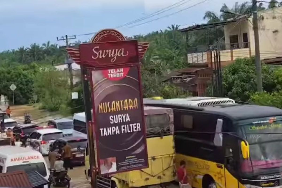 Banjir lumpuhkan Jalinsum Labuhanbatu-Labura, ribuan kendaraan terjebak macet