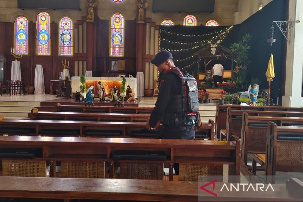 Polresta Surakarta  cek kursi jemaah dan mimbar Gereja Santo Antonius Purbayan