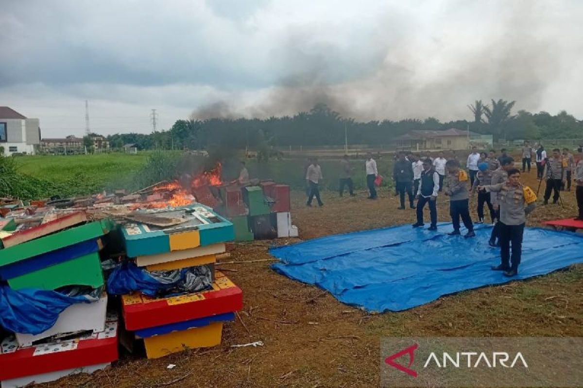 Polda Sumut musnahkan ratusan mesin judi konvensional