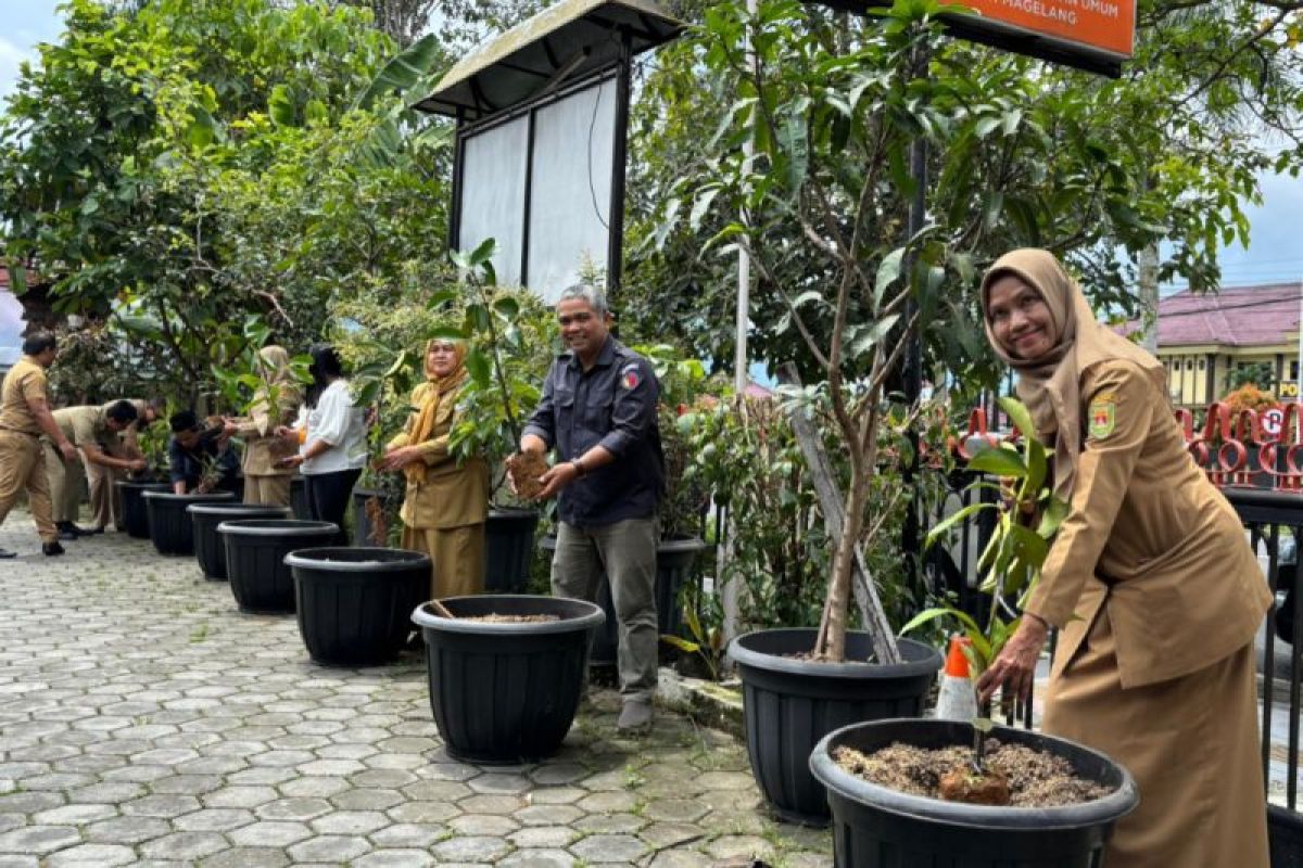 Bawaslu  Kabupaten Magelang tanam pohon manggis di halaman kantor