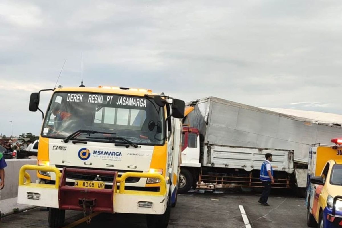 Sebuah bus dan truk terlibat kecelakaan di KM 77+200 Tol Pandaan-Malang