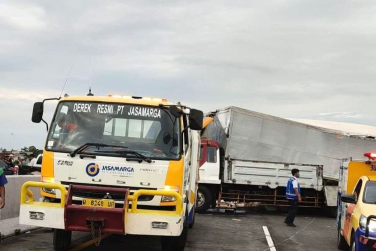 Kecelakaan bus tol Malang di Jalan Tol Pandaan-Malang, bus dan truk hancur