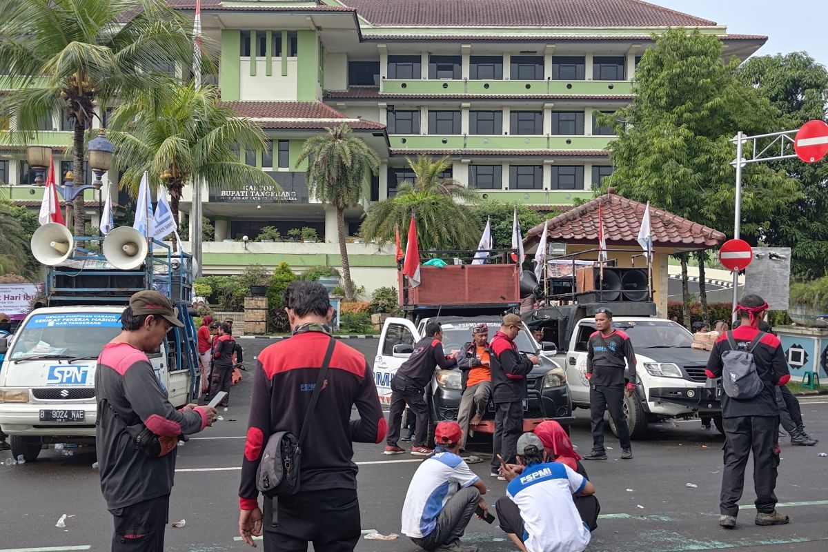 Tuntut kenaikan upah, buruh Tangerang ancam menginap di Pemda