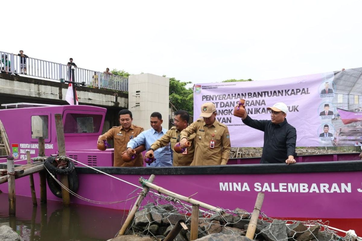 Tangerang serahkan bantuan kapal dan alat tangkap ikan pada nelayan