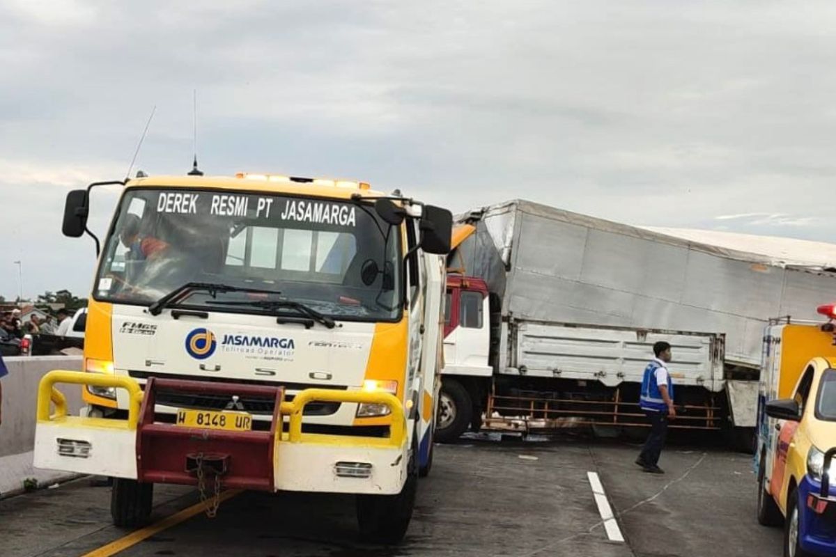 Petugas melakukan aksi cepat penanganan kecelakaan di Tol Pandaan-Malang