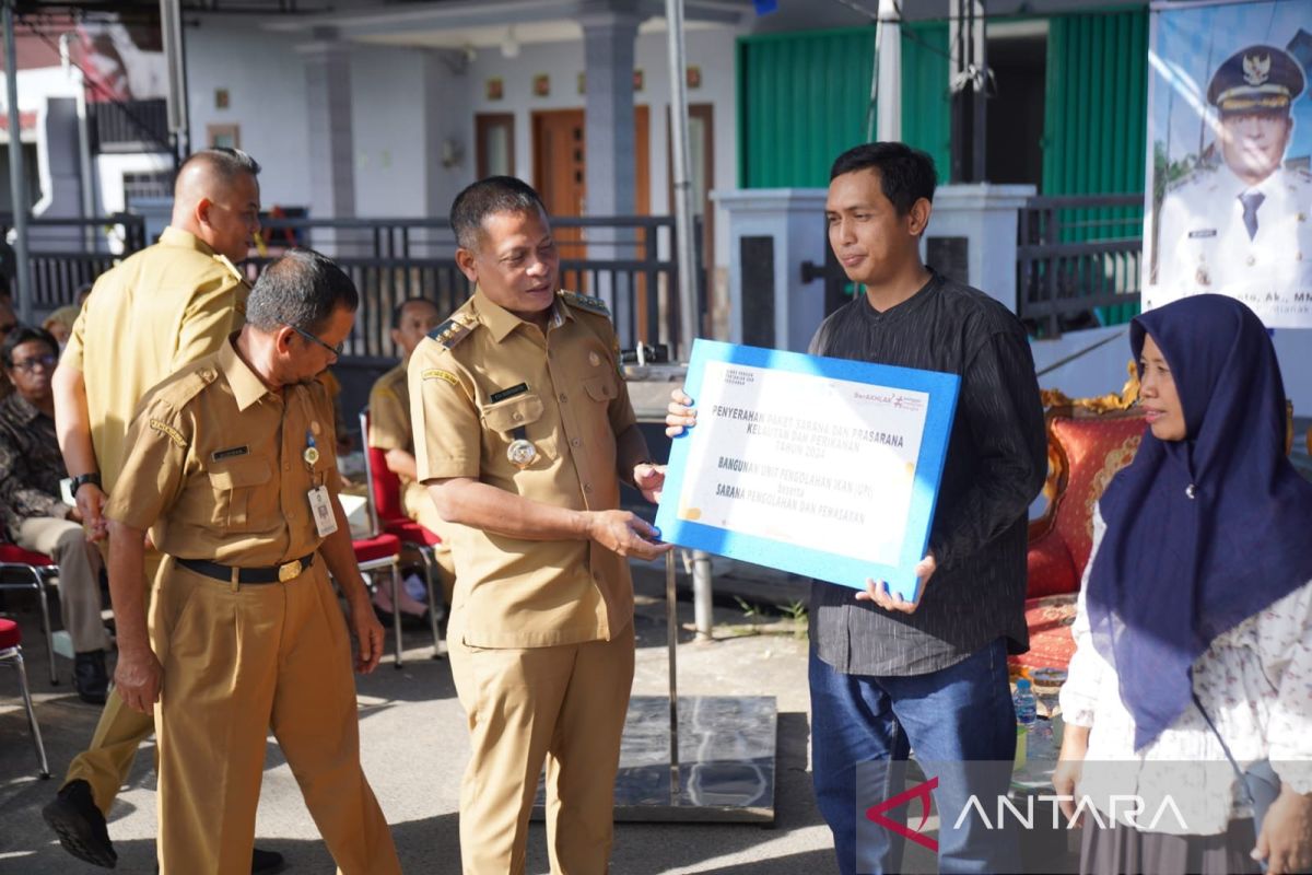 Pemerintah Kota Pontianak salurkan 14 paket bantuan sarpras untuk nelayan