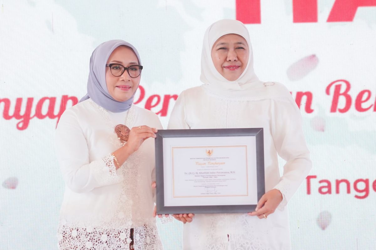 Khofifah terima penghargaan dari Kementerian PPPA pada puncak Peringatan Hari Ibu