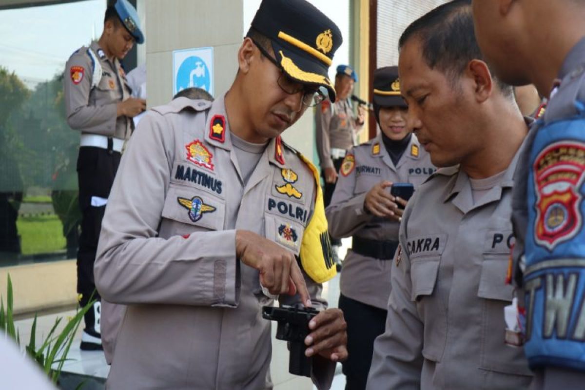 Polres Kulon Progo memeriksa senjata milik anggota tingkatkan disiplin