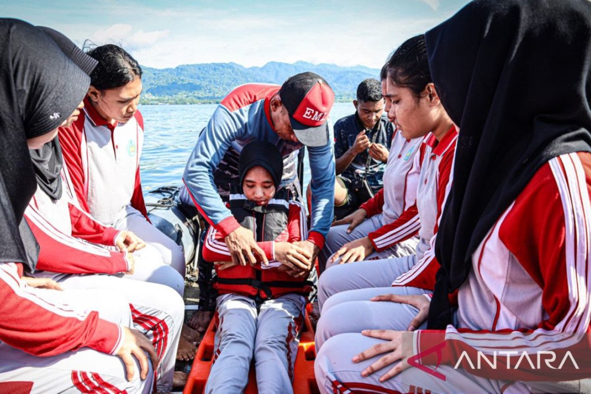 Tim EML Lantamal Ambon gencarkan pelatihan evakuasi medis laut bagi mahasiswa