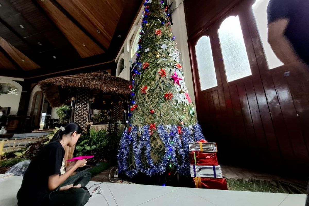 Pohon dari anyaman daun kelapa meriahkan Natal di Lampung