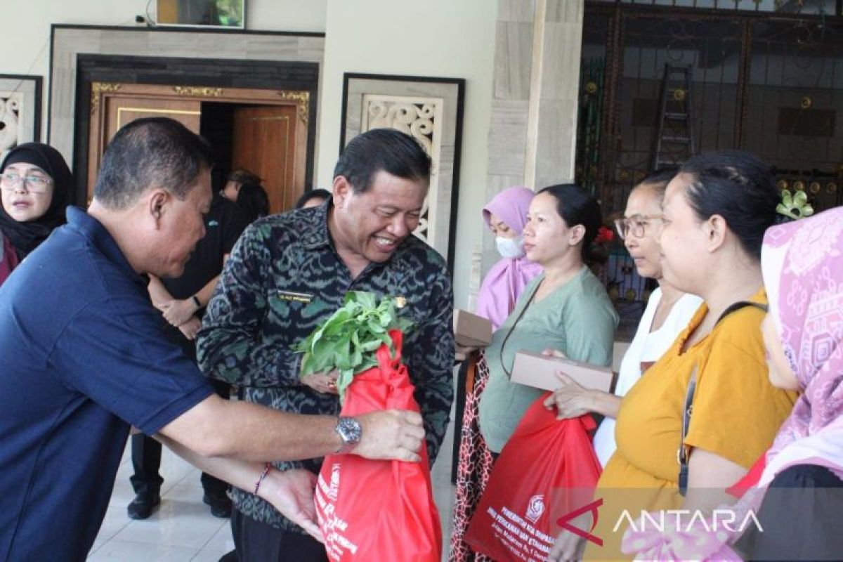 Sekda Alit Wiradana serahkan 50 paket bantuan Stunting kepada warga