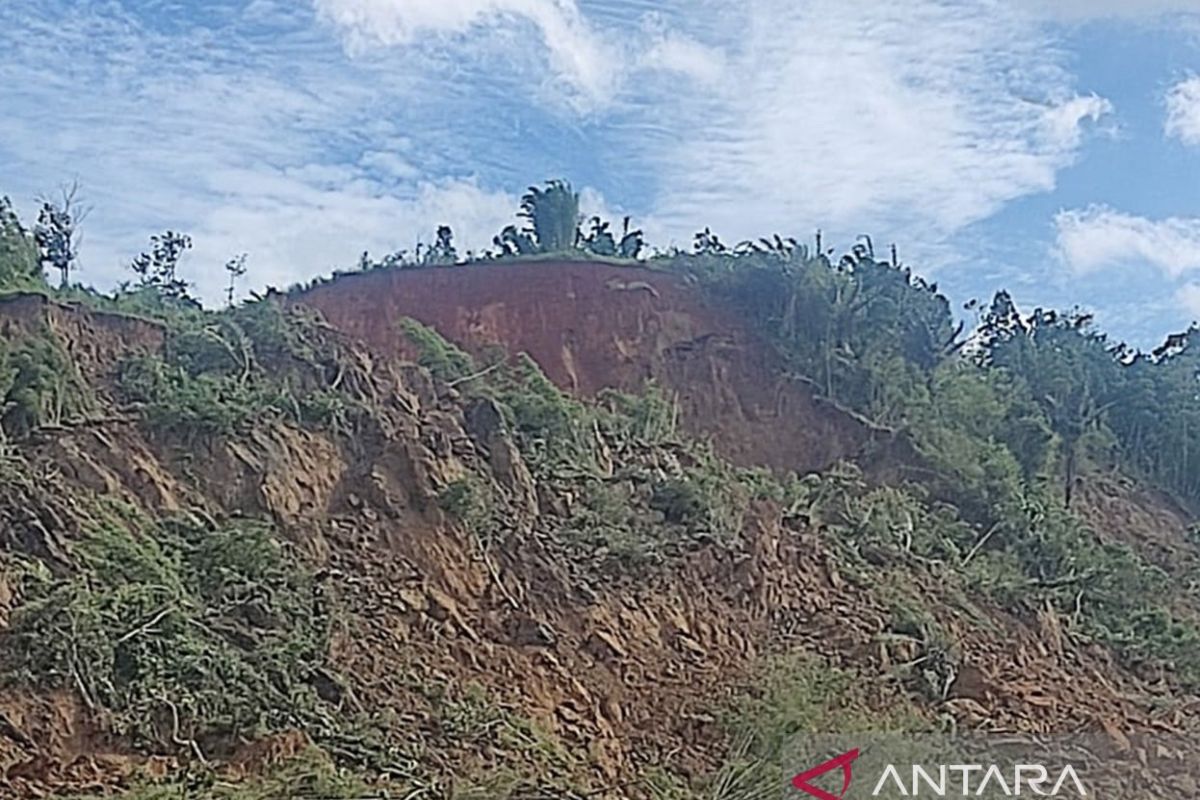 Puluhan kepala keluarga di Sukabumi mengungsi akibat Gunung Garu longsor