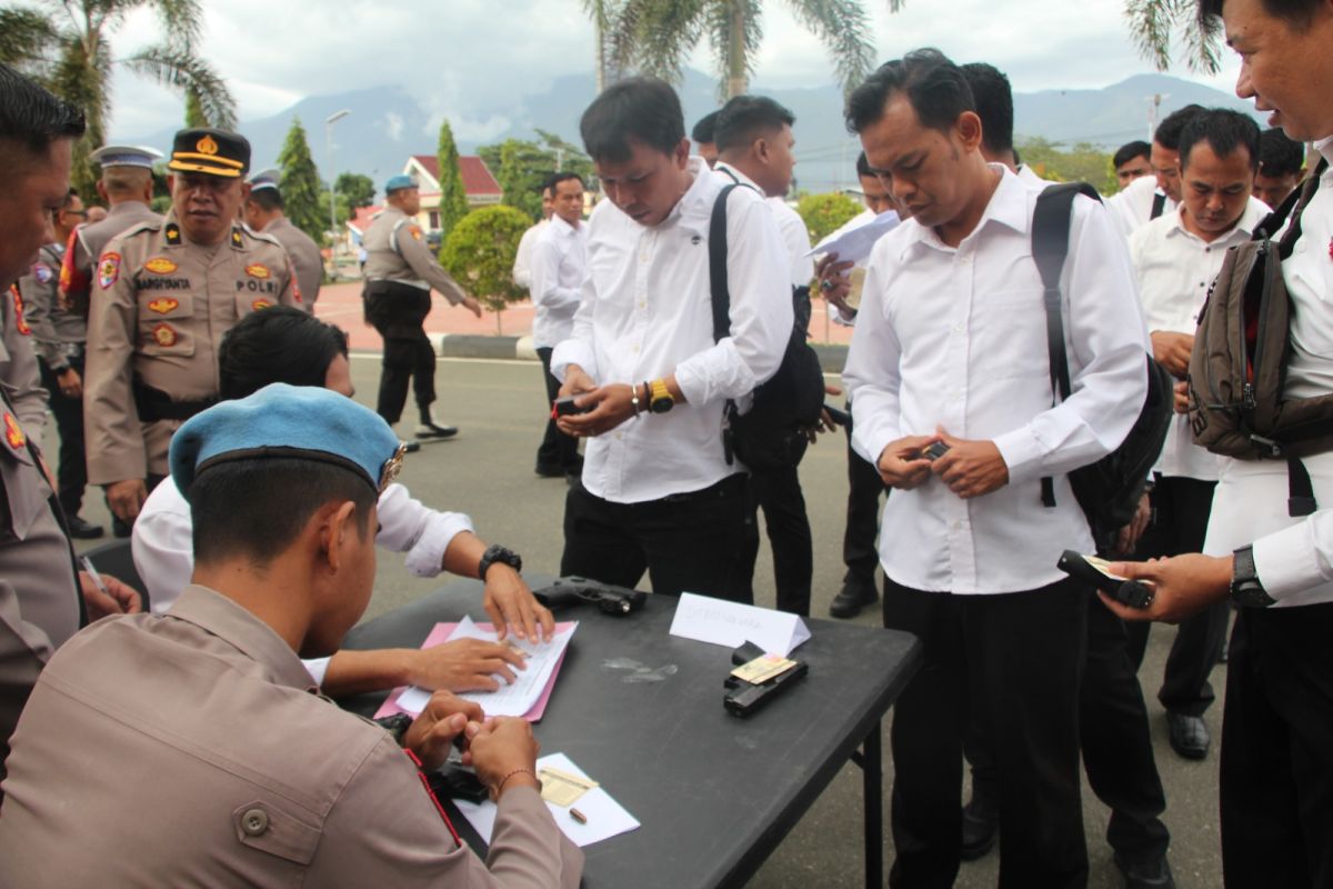 Polda-Sulteng periksa senpi dan amunisi dinas personel