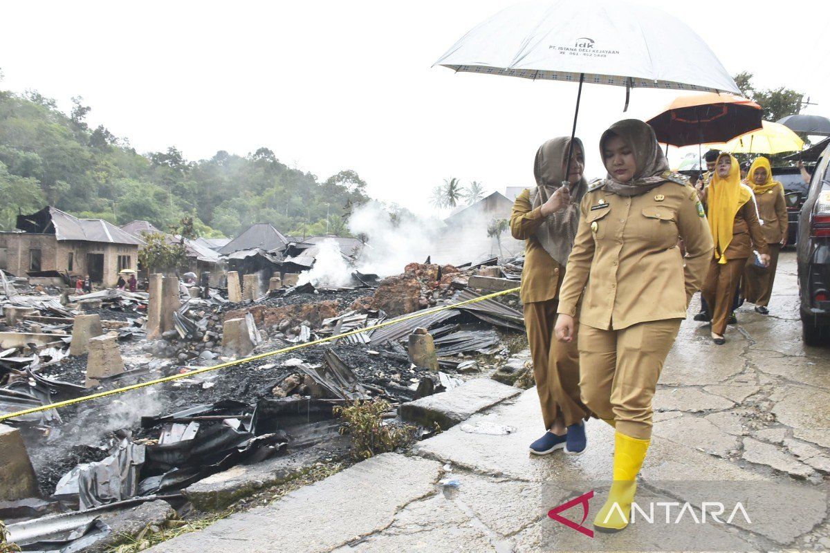 Wabup Atika serahkan bantuan untuk korban kebakaran di Tambangan