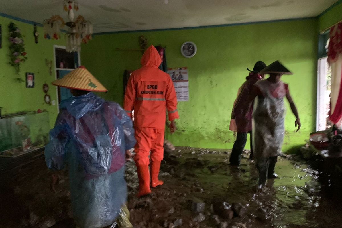 Rumah dan bengkel warga Agam tertimbun tanah longsor