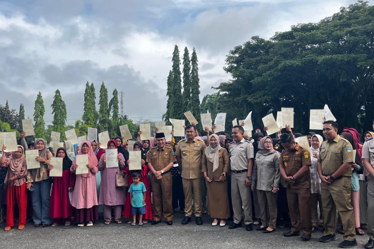 Pemkab Dharmasraya serahkan 137 bidang sertifikat redistribusi tanah