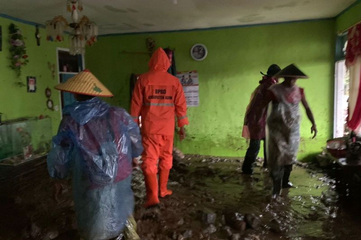 Rumah-bengkel warga Agam terkena tanah longsor