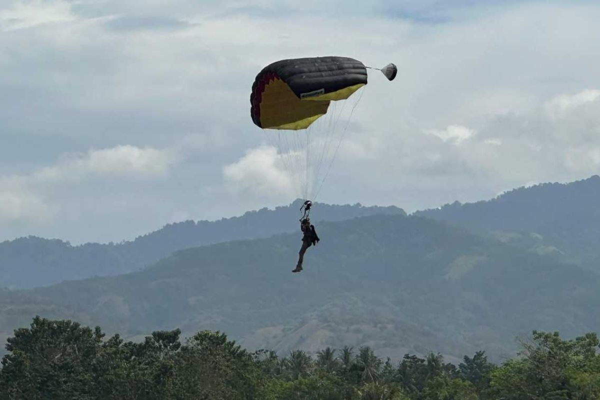 Brimob Polda Sulteng latih 30 personel terjun payung