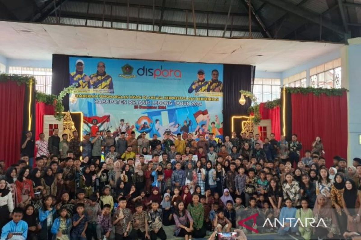 Ratusan insan olahraga berprestasi di Rejang Lebong terima penghargaan