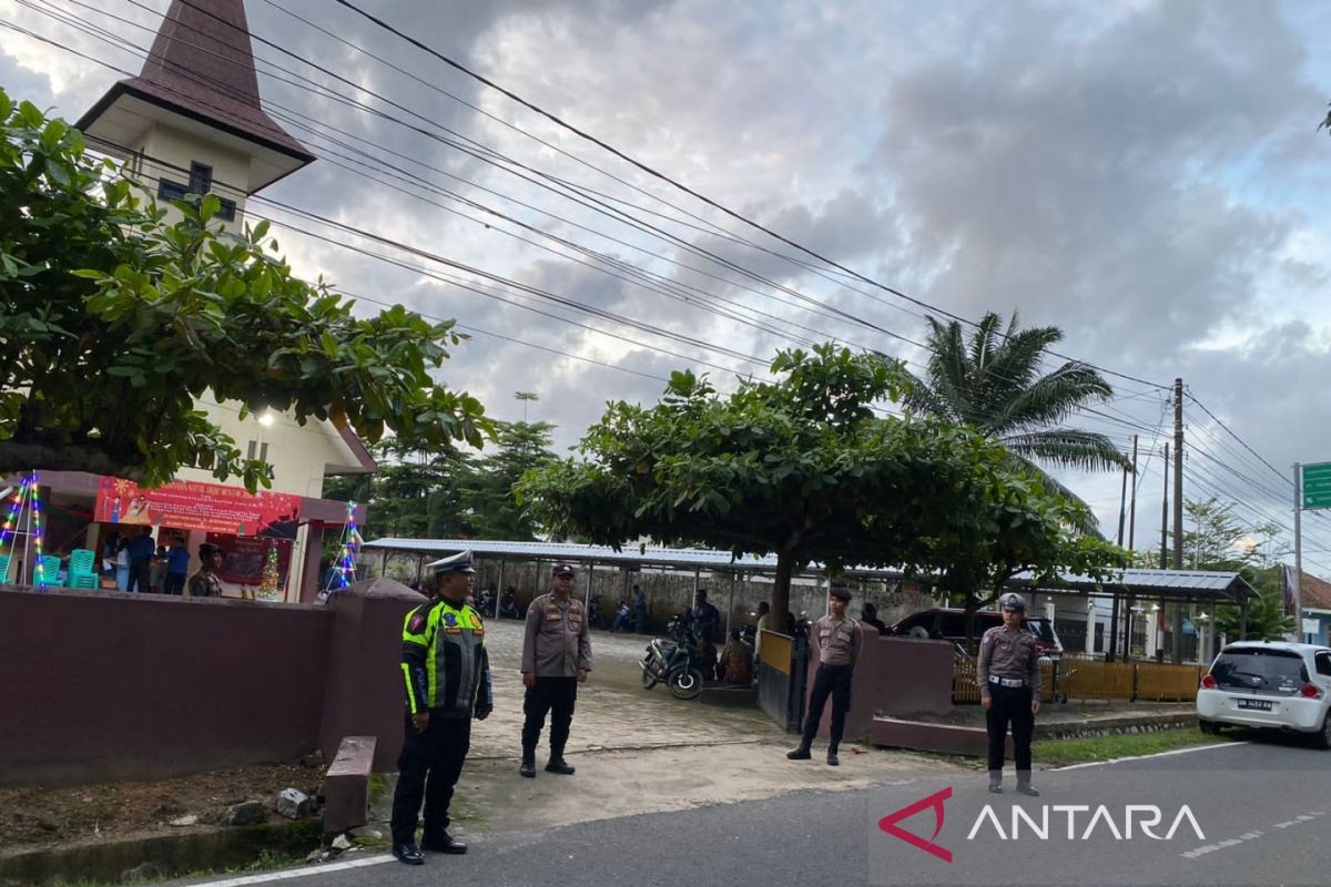 Polisi Bangka Barat patroli pastikan keamanan gereja rayakan Natal