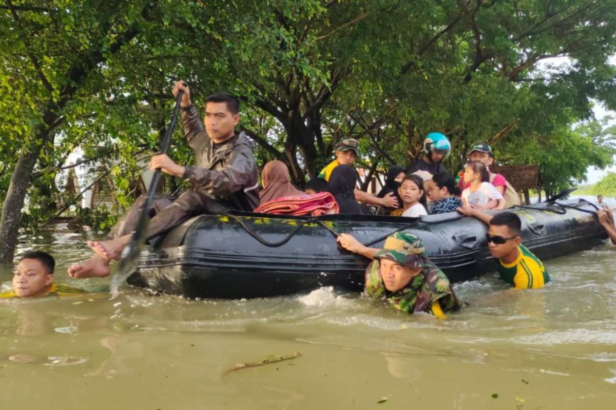 Brigif 3/TBS bantu evakuasi korban banjir di Kabupaten Maros Aulsel