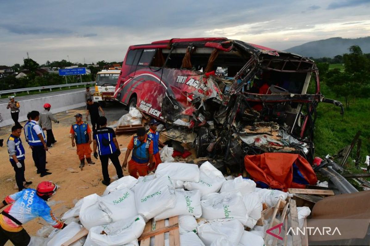 Terpopuler, kecelakaan bus dan truk di tol hingga Erdogan "walk out"