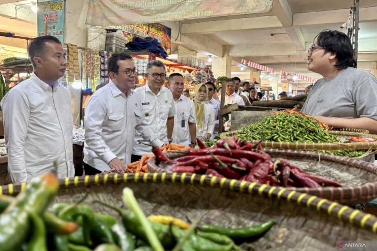 Mendag Budi Santoso tinjau pasar di Bandung untuk cek stok pangan jelang Natal