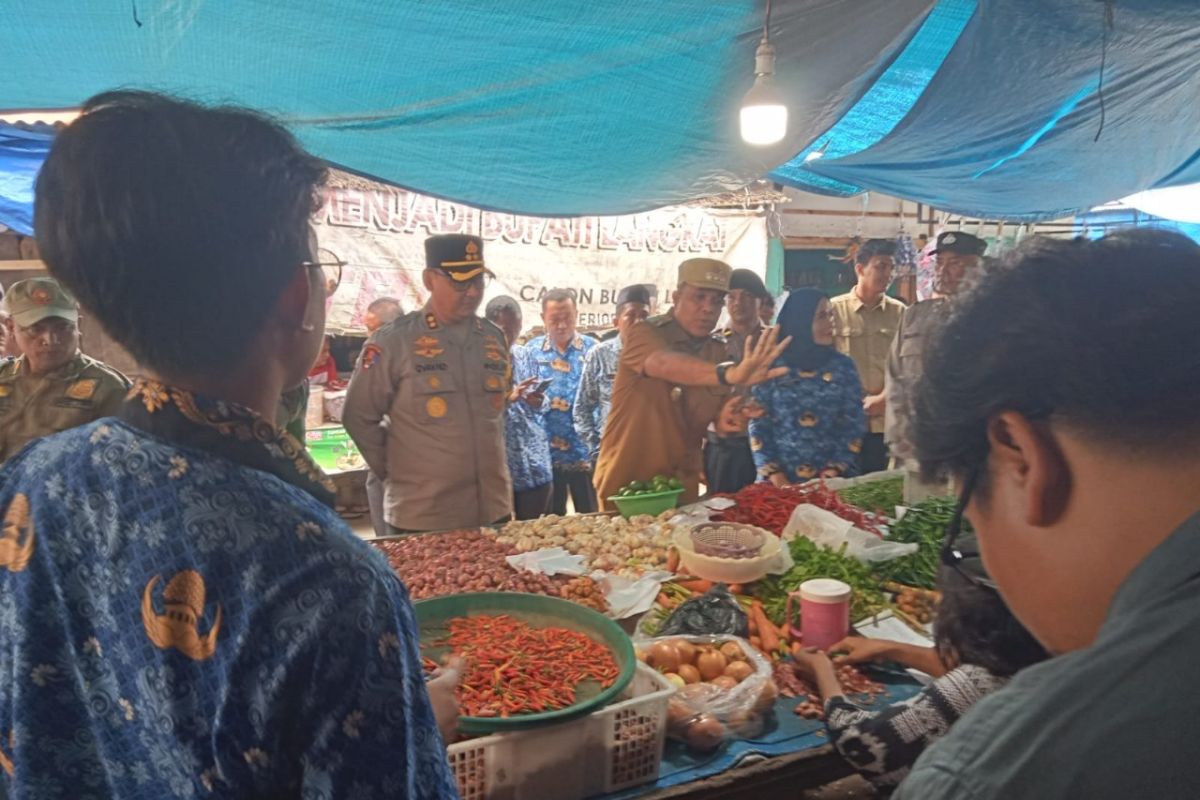 Pj Bupati Langkat dan Kapolres serta Dandim sidak bahan pokok Nataru di Kuala