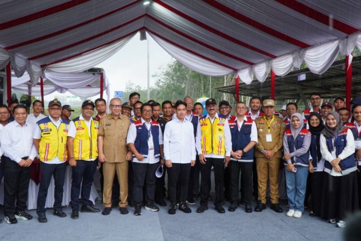 Wapres Gibran tinjau gerbang tol Tanjung Pura