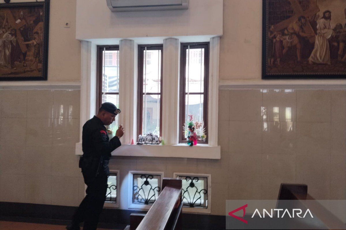 Polrestabes Medan bersama Tim Gegana sterilisasi gereja Katedral jelang malam Natal