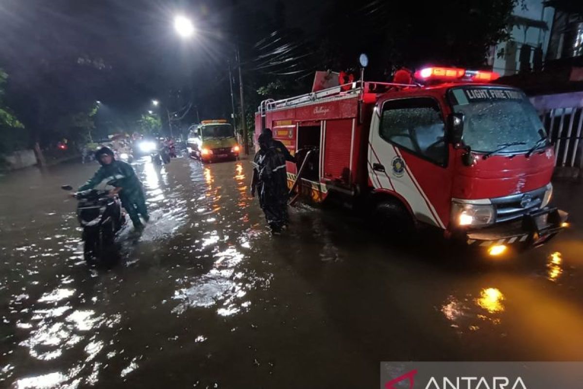 Pemkot Surabaya kerahkan 25 mobil damkar untuk sedot banjir