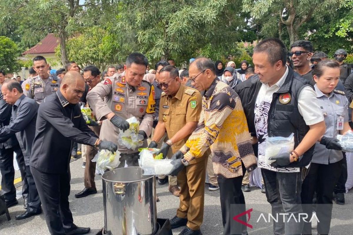 Polda Riau musnahkan narkotika hingga miras hasil Operasi Cipta Kondisi