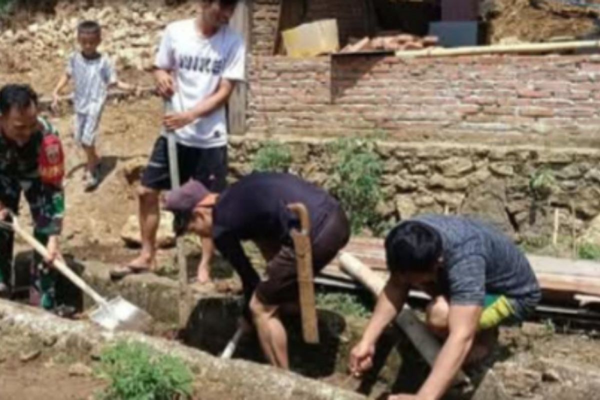 Babinsa di Mamuju dikerahkan bersihkan drainase cegah banjir