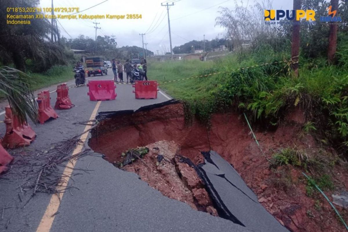 Jalan nasional lintas Riau-Sumbar Km 90 ambles pengguna jalan gunakan jalan tol