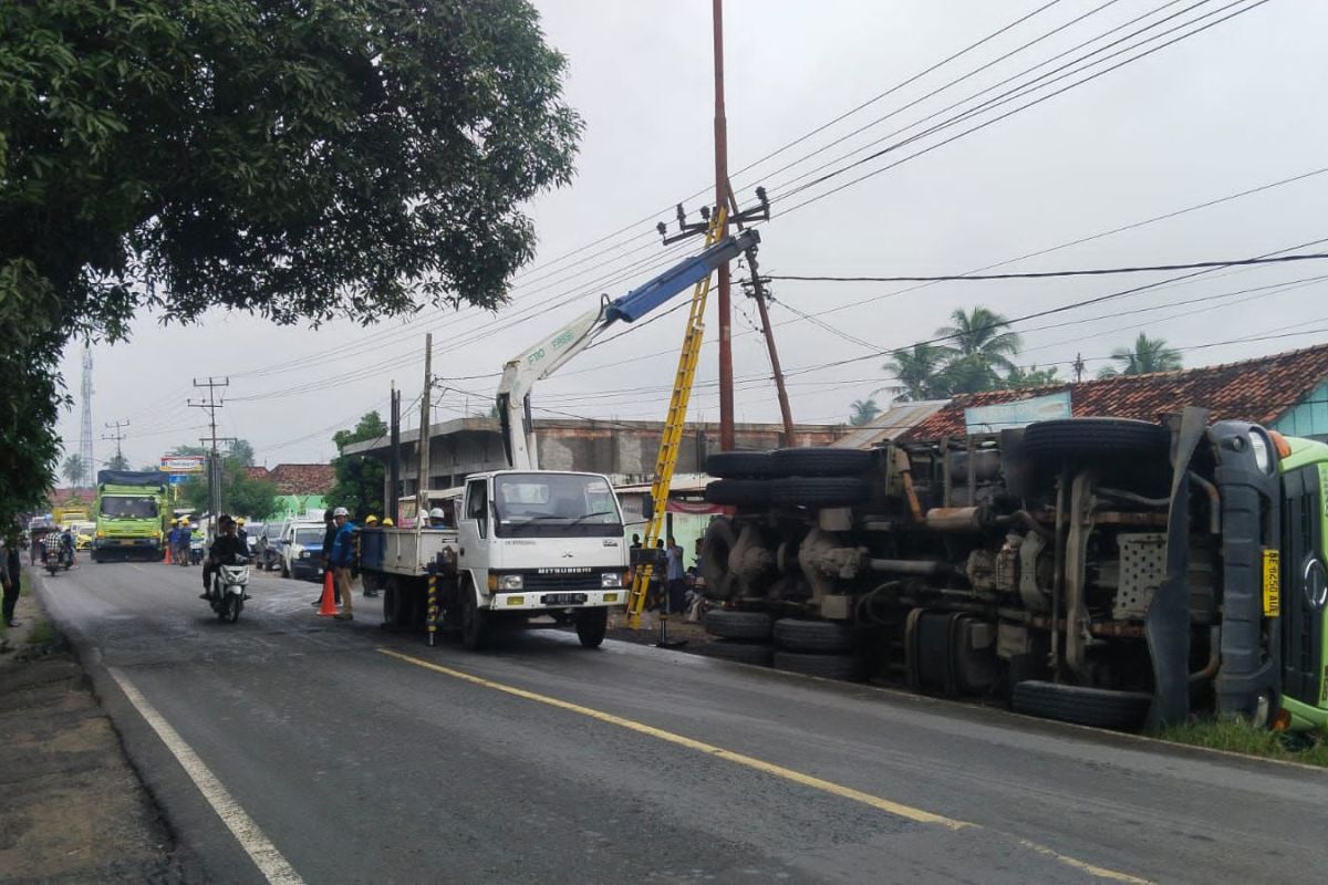 PLN Indralaya pulihkan jaringan listrik rusak akibat sebuah truk terguling