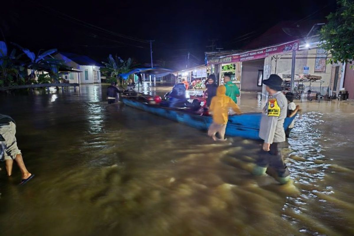 Tim gabungan Pasaman Barat evakuasi korban banjir gunakan perahu