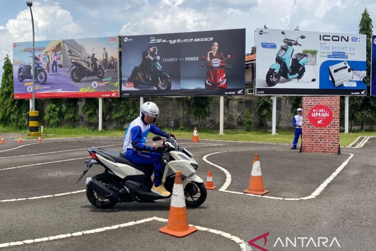 Instruktur safety riding Honda cerahkan ratusan ribu masyarakat