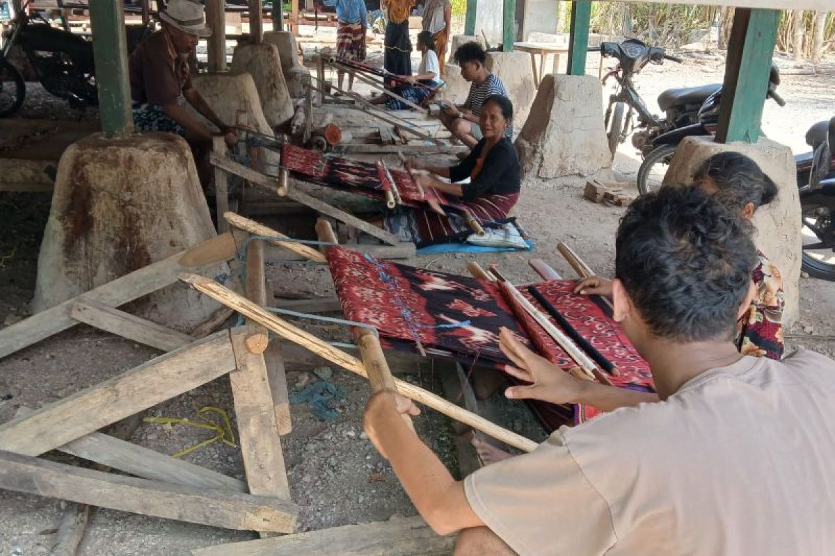 PLN NTT berikan bantuan dukung produktivitas kelompok tenun di Sumba Timur