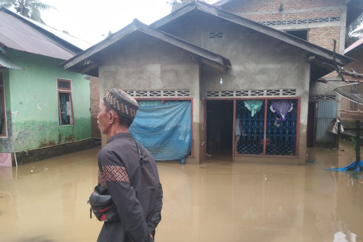 Arus lalu lintas di lokasi banjir Pasaman Barat kembali lancar