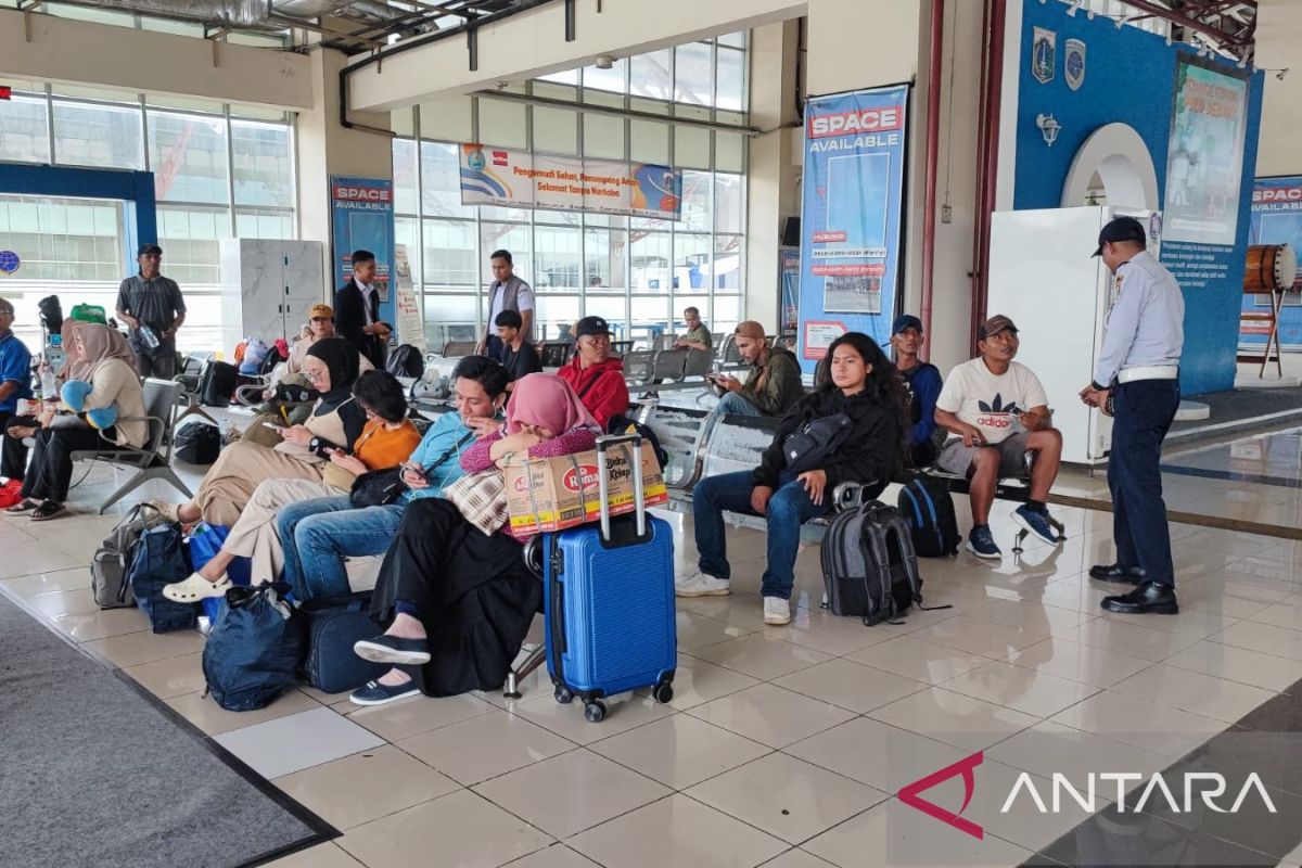 Penumpang di Terminal Pulogebang diperkirakan mencapai 5.000 orang