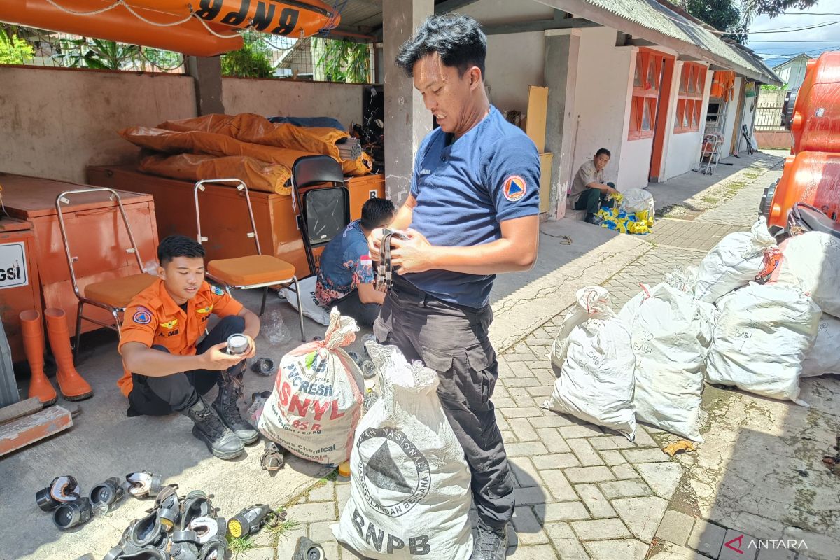 BPBD Bondowoso bagikan masker ke warga usai erupsi Gunung Raung