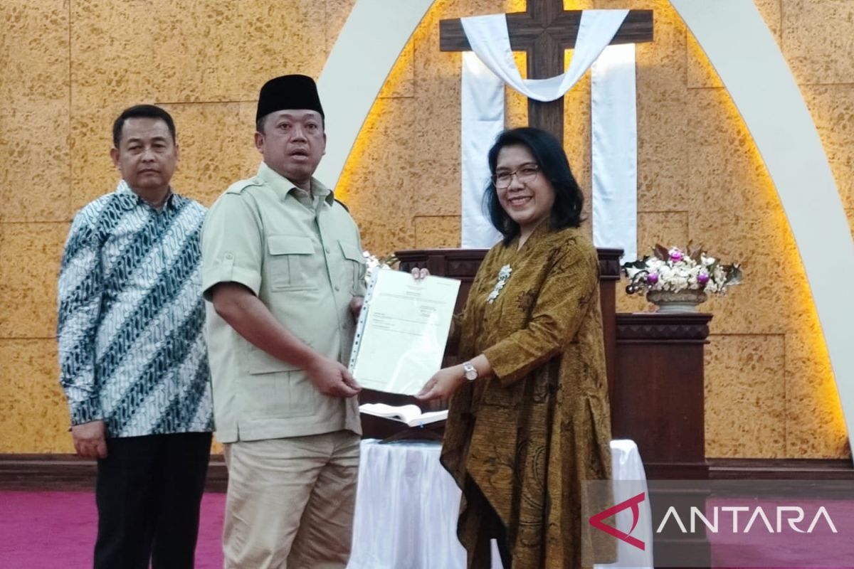 Menteri ATR serahkan  sertifikat tanah milik Gereja Kristen Pasundan