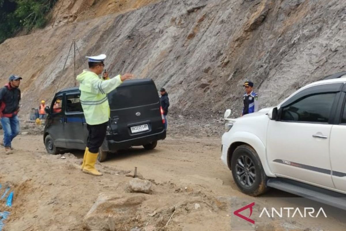 Arus lalu lintas transumatra jalur Batu Jomba Tapsel lancar