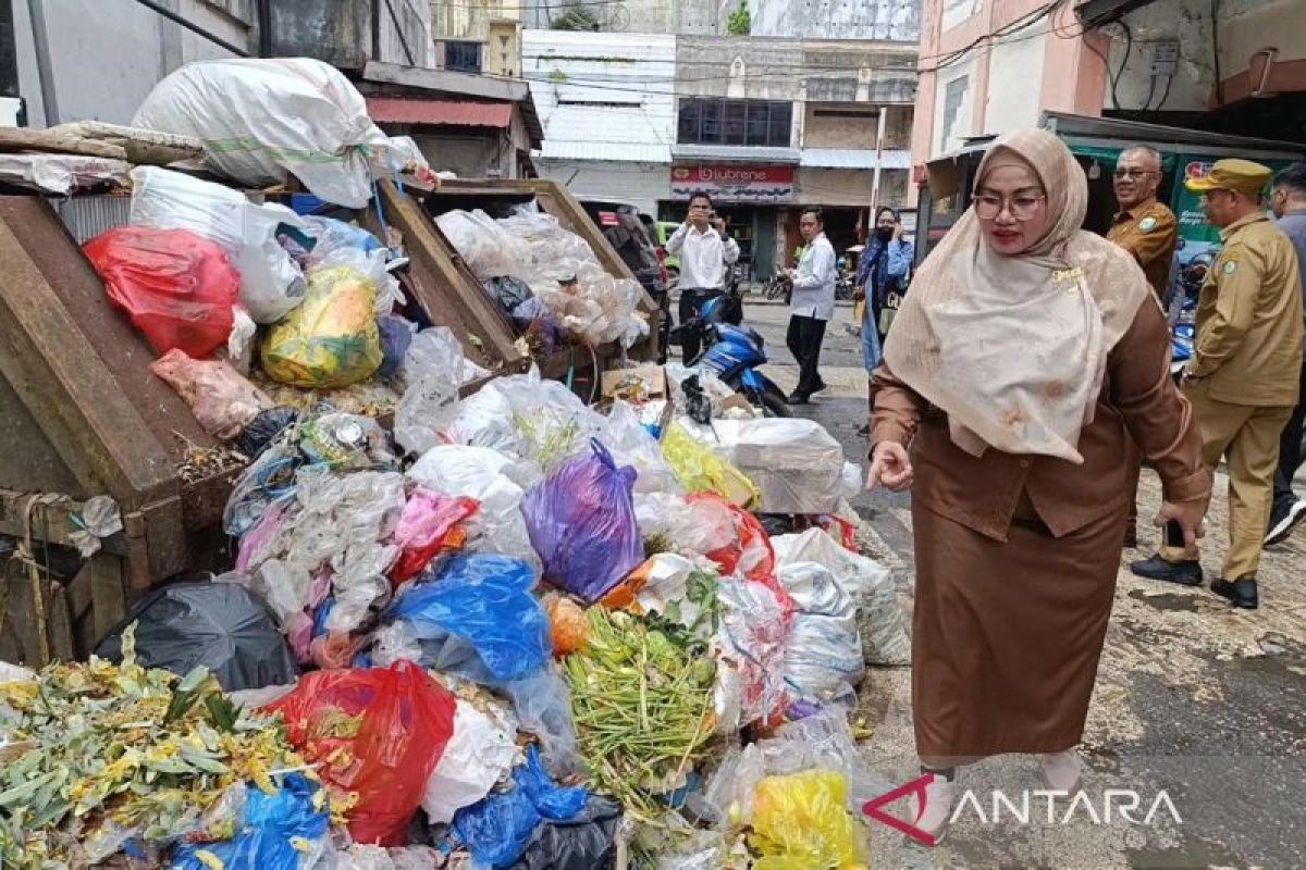 Wabup Kotim soroti tumpukan sampah di PIM Sampit