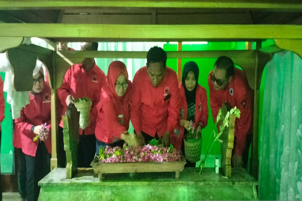 PDIP Kulon Progo tabur bunga di Makam Nyi Ageng Serang