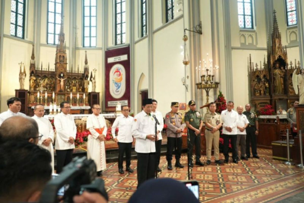 Sapa umat Kristiani di gereja, Menag: Natal menambah cinta damai