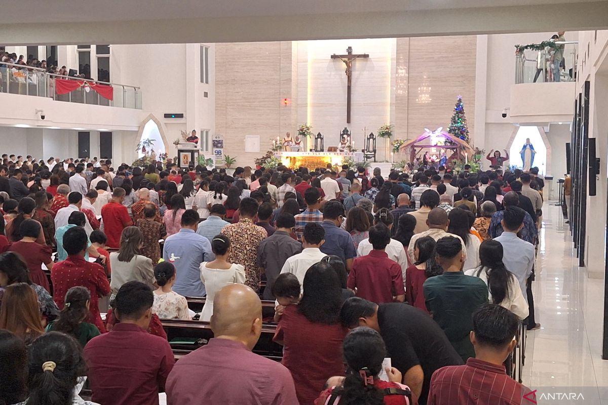 Jemaat dari IKN ibadah Misa Natal di Gereja Santa Theresia Balikpapan